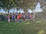 Laatste training S.K.N.W.K. JO8-1 (partijtje tegen de ouders) van maandag 2 juni 2025 (116/123)